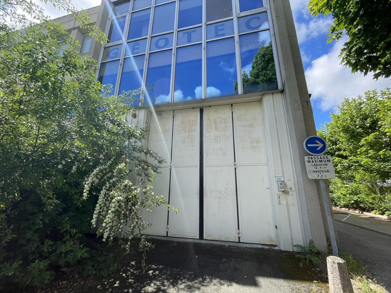 Local d'activité Montigny-le-Bretonneux 2122m² Vente local d'activité Montigny-le-Bretonneux Yvelines OVACT2423127 1